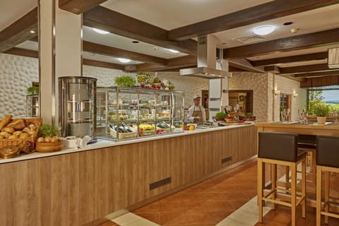 Restaurant/places to eat, Buffet breakfast