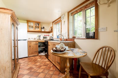 Kitchen or kitchenette, Garden view