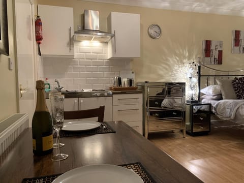 Kitchen or kitchenette, Dining area