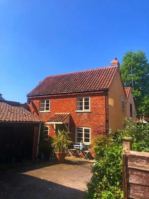 Property building, Day, Garden, Garden view