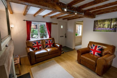 Property building, Living room, Photo of the whole room, Seating area, flat iron, soundproof