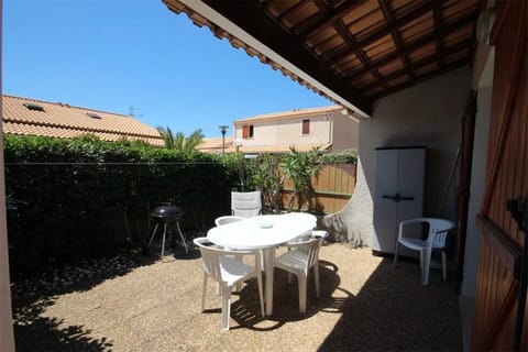 Belle villa climatisée 4 couchages terrasse parking dans résidence sécurisée avec piscine commune 400m de la mer LRJP11 Villa in Portiragnes
