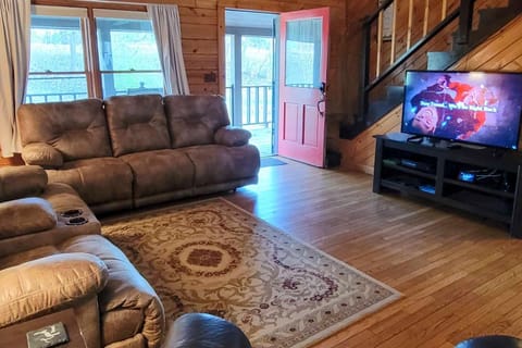Rustic Cabin with Screened Deck 8 Mi to Dollywood Maison in Sevierville