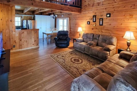 Rustic Cabin with Screened Deck 8 Mi to Dollywood Casa in Sevierville