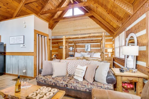 Honey Bear Pause Rural Escape with Porch and Hot Tub! House in Sevier County