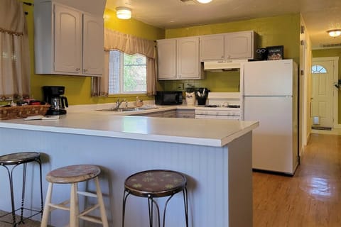 Quaint and Cozy Cottage 3 Mi to Palisade Wineries! House in Colorado