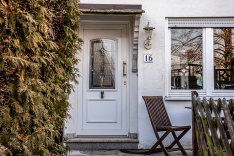 Property building, Facade/entrance, Winter, Balcony/Terrace