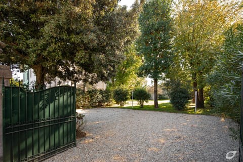Villa Liberty 1927 heated pool, 2 miles Lucca Chalet in Capannori