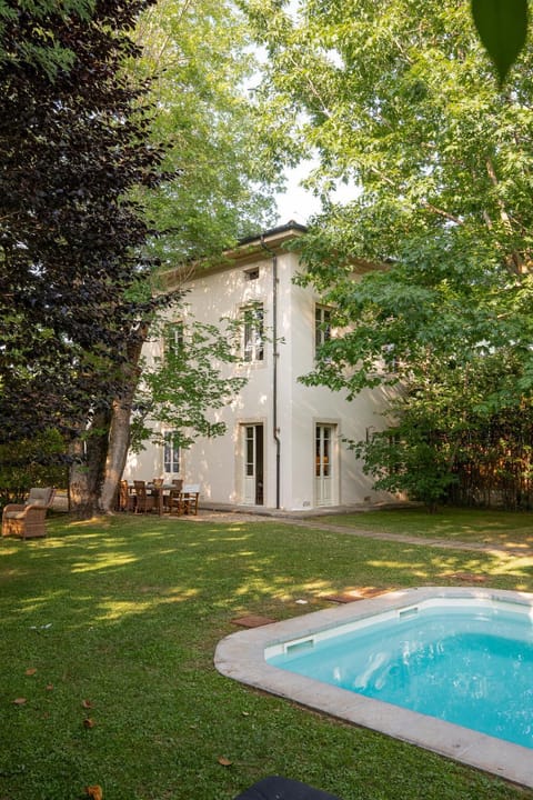 Villa Giardino Lucca heated pool, 2 miles Lucca Villa in Capannori