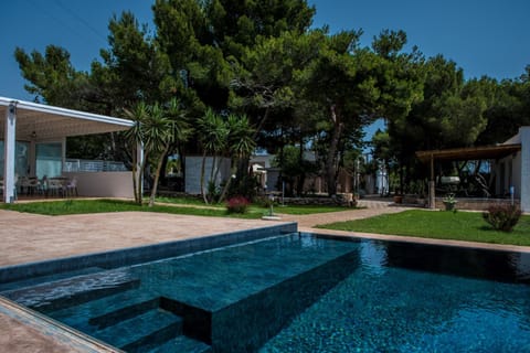 Property building, Garden, Swimming pool, Swimming pool