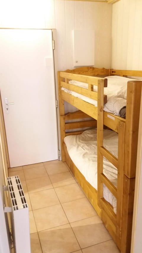 Bedroom, bunk bed