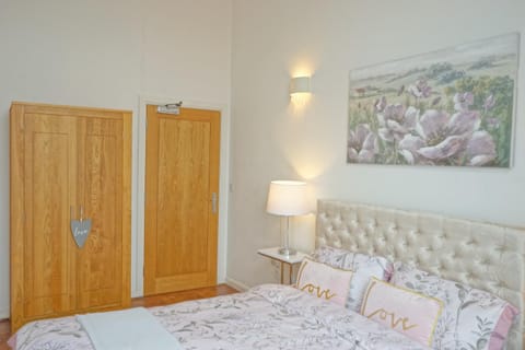 Soak up the Light at a Soothing, Stylish Apartment in Swansea Marina Appartement in Swansea