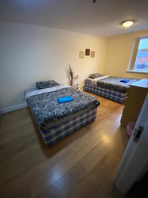 BIG ROOM rusholme WITH TV AND PRIVATE BATHROOM-parking&wifi Bed and Breakfast in Manchester