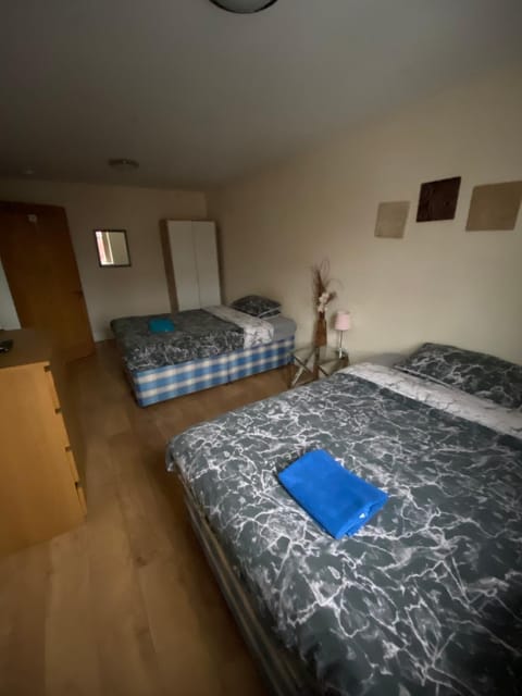 BIG ROOM rusholme WITH TV AND PRIVATE BATHROOM-parking&wifi Bed and Breakfast in Manchester