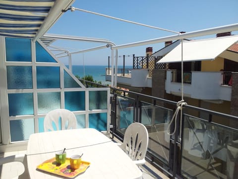 Balcony/Terrace, Dining area, Landmark view, Sea view