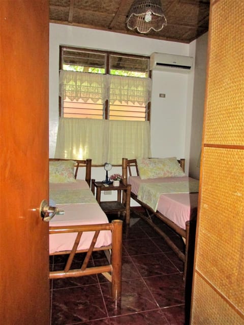 Felipa Beach and Guesthouse - Lotus House in Dumaguete