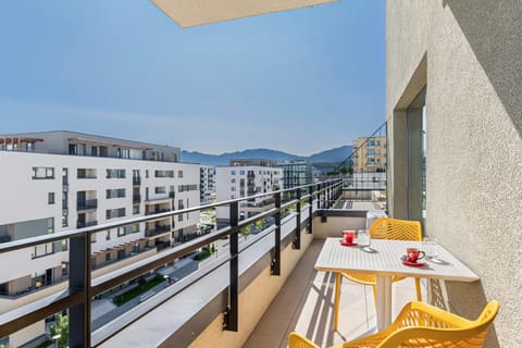 Balcony/Terrace, Balcony/Terrace, City view, Mountain view, Street view