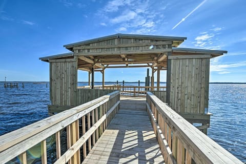 Luxurious Waterfront Home with Private Pier and Views! House in South Carolina