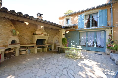 Maison d'une chambre avec piscine partagee jardin amenage et wifi a Le Thor Haus in Le Thor