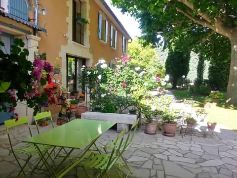 Maison d'une chambre avec piscine partagee jardin amenage et wifi a Le Thor Haus in Le Thor