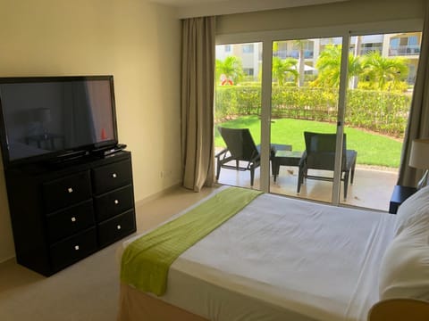 Beautiful One Bedroom unit with pool and Beach club in a Golf Project Eigentumswohnung in Punta Cana