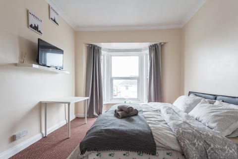 Shirley House 1, Guest House, Self Catering, Self Check in with smart locks, use of Fully Equipped Kitchen, Walking Distance to Southampton Central, Excellent Transport Links, Ideal for Longer Stays Bed and Breakfast in Southampton