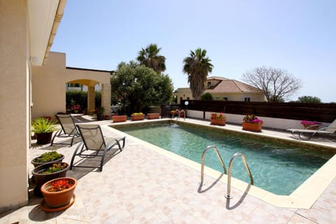 Property building, Garden, Pool view, Swimming pool, sunbed