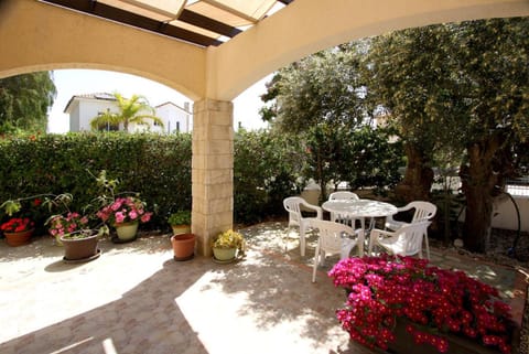 Patio, Garden, Dining area