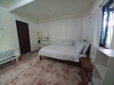Casa de Viajeros (1st floor, spacious aircon room for 2 persons) Bed and Breakfast in General Luna