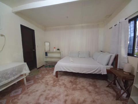 Casa de Viajeros (1st floor, spacious aircon room for 2 persons) Bed and Breakfast in General Luna