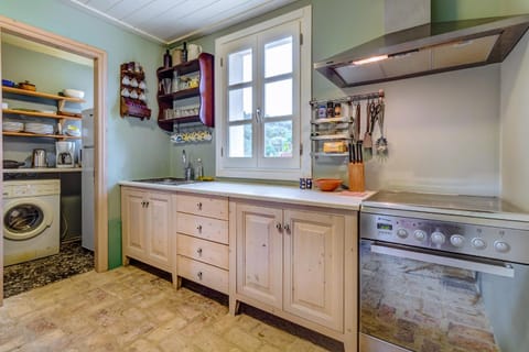 Coffee/tea facilities, Kitchen or kitchenette, Dining area, On site