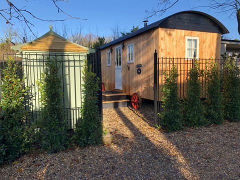 Piano Forte - a delightful rural shepherd hut & hot tub available ! Apartment in St Edmundsbury District