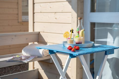 Patio, Balcony/Terrace, Food and drinks, Food, Drinks, Alcoholic drinks