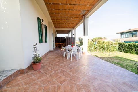 Property building, Patio, Day, Garden, Garden view