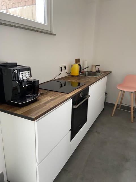 Coffee/tea facilities, Kitchen or kitchenette, stove