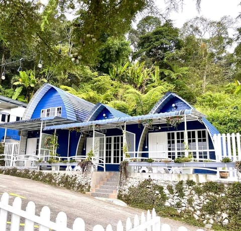 Blue Cabins By Pfordten Cottage Vacation rental in Tanah Rata