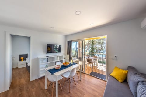 TV and multimedia, Living room, Seating area, Dining area