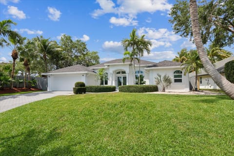 Luxury Modern Waterfront House in BEST Location! King Bed Suite & Close to Beach Haus in Jupiter