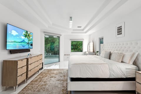 Luxury Modern Waterfront House in BEST Location! King Bed Suite & Close to Beach Haus in Jupiter