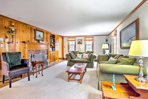 Family Home with Beach Gear and BBQ, Walk to Shore Casa in New Seabury