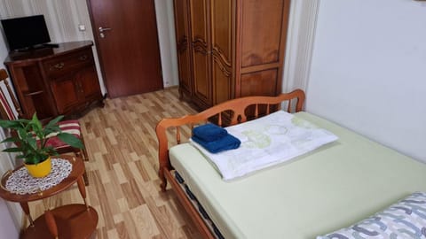 Bed, TV and multimedia, Photo of the whole room, Seating area, Bedroom, wardrobe