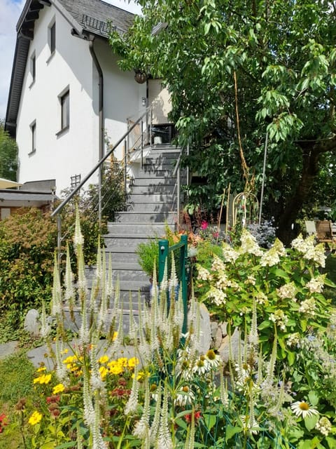 Wildes Paradies,135 qm Ferienwohnung im Naturgarten Condo in Chemnitz