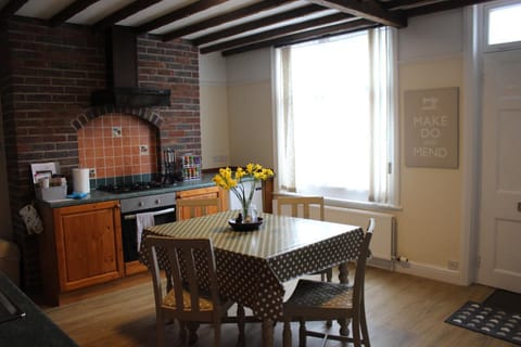 Spacious & Cozy Mid Wales Town Centre Apartment, With Bike Storage Apartment in Llandrindod Wells