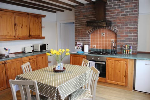 Spacious & Cozy Mid Wales Town Centre Apartment, With Bike Storage Apartment in Llandrindod Wells
