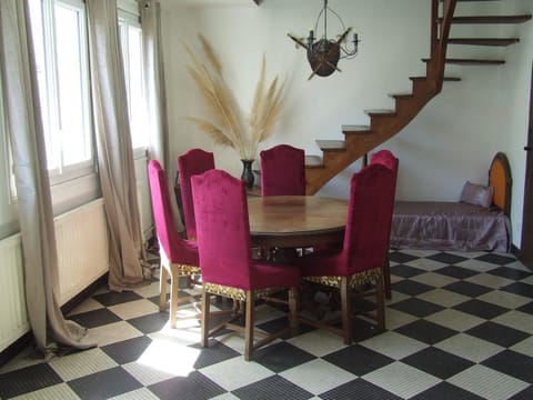 Seating area, Dining area