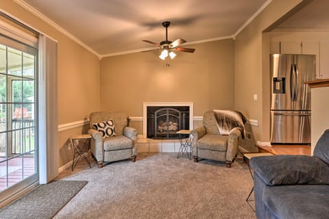 Cozy Home with Fenced Yard Less Than 1 Mi Downtown Matthews! Maison in Matthews