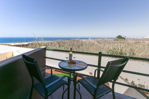 Natural landscape, View (from property/room), Balcony/Terrace, Dining area, Sea view