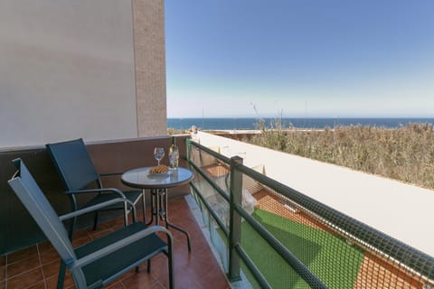 Natural landscape, View (from property/room), Balcony/Terrace, Dining area, Sea view