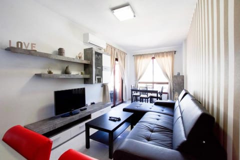 Communal lounge/ TV room, TV and multimedia, Living room, Seating area, Dining area