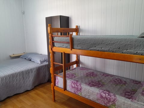 Bedroom, bunk bed